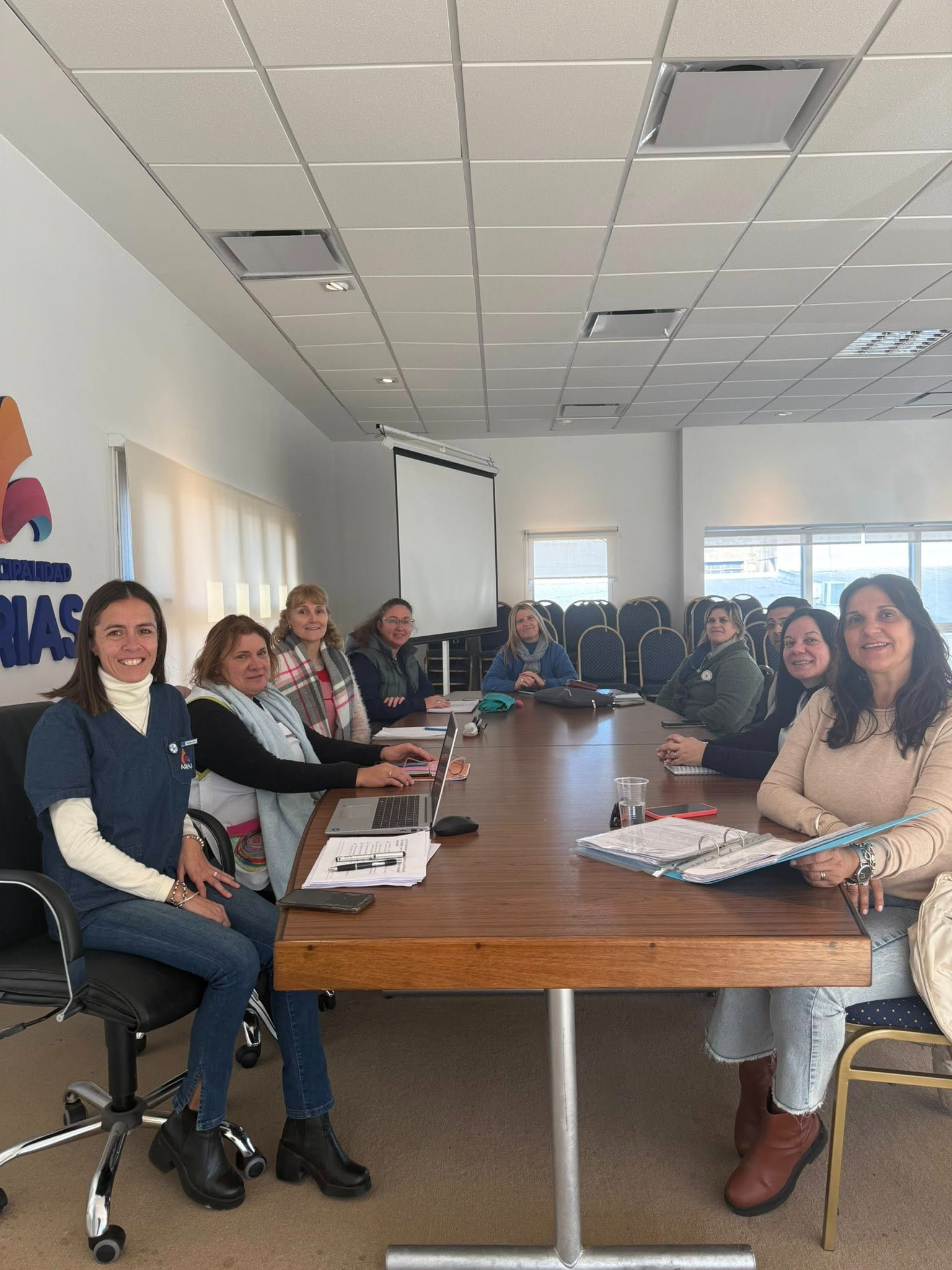 Directivos de instituciones educativas locales y autoridades del ámbito provincial se reunieron en el SUM municipal para avanzar en el fortalecimiento del trabajo conjunto.