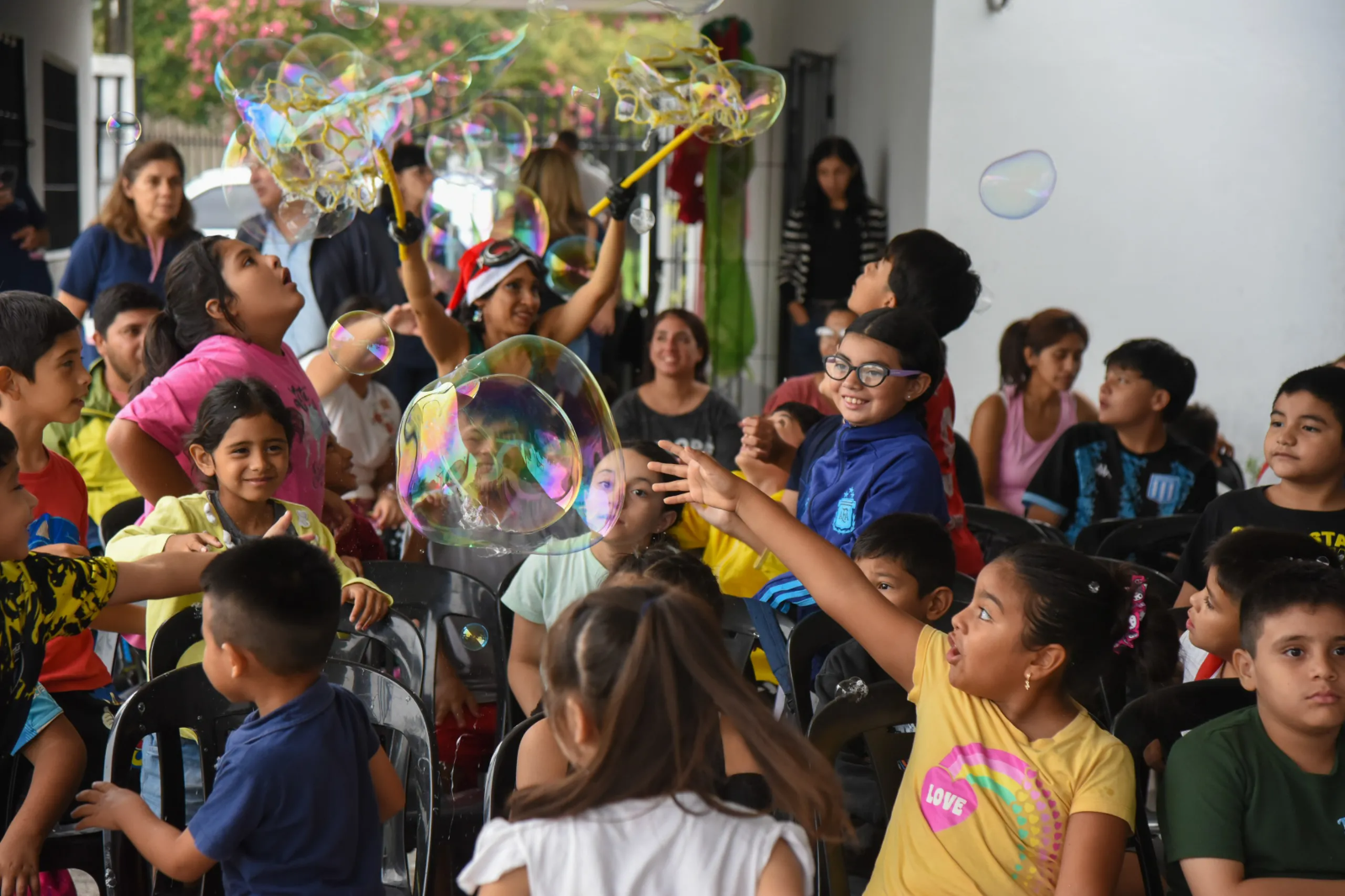 La Municipalidad impulsa colonias y talleres gratuitos para promover el juego, el arte y la educación emocional.