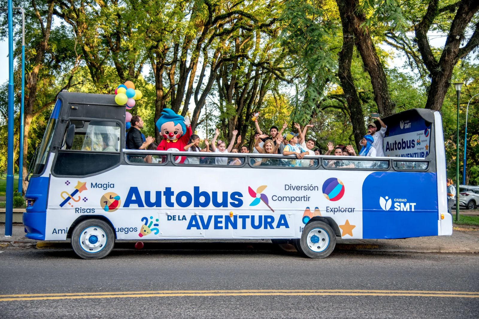 La propuesta gratuita ofrece recorridos recreativos e históricos por la capital durante enero y febrero, con salidas desde Plaza Independencia.