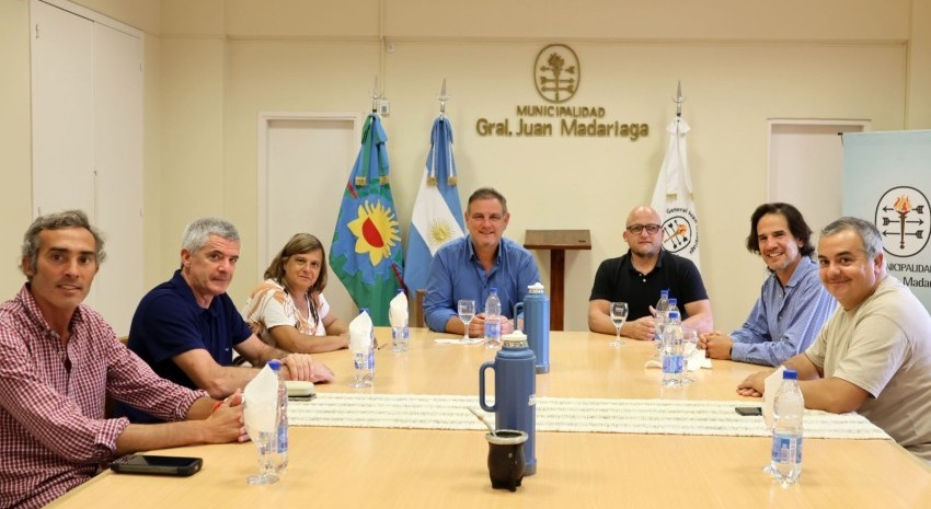 Las autoridades del Ejecutivo recibieron hoy a integrantes de la cooperativa Telpin para dialogar sobre la obra que se llevará a cabo para brindar servicios de internet y telefonía a los vecinos beneficiados con lotes sociales del barrio Jauregui.