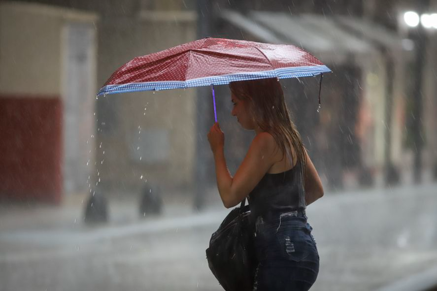 El Servicio Meteorológico Nacional emitió una alerta por posibles condiciones climáticas severas que afectarán a la ciudad durante la noche del 20 de febrero y la madrugada del sábado.