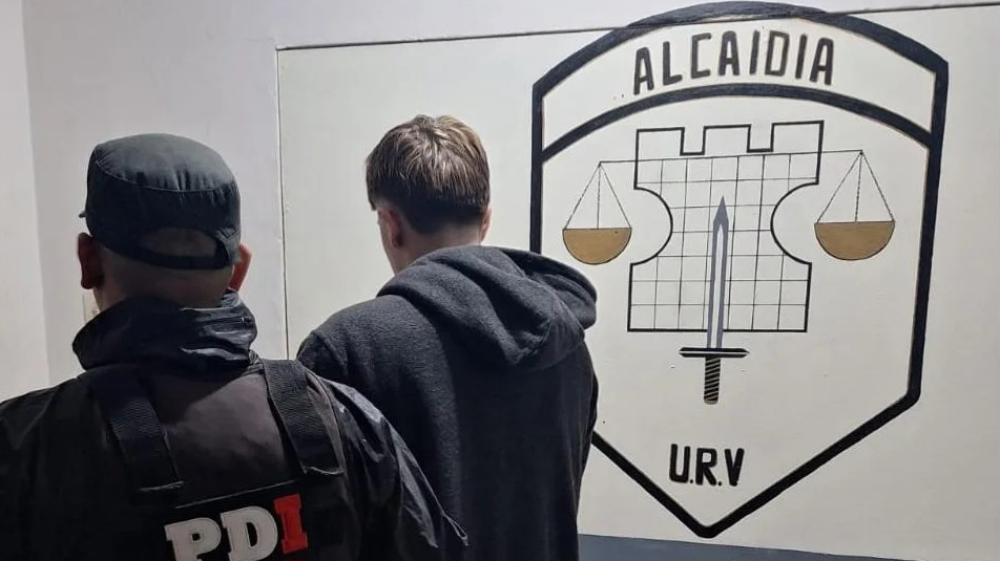 El adolescente de 16 años fue arrestado en Sunchales, acusado de difundir amenazas virales contra instituciones educativas. Secuestraron un arma y dispositivos electrónicos.