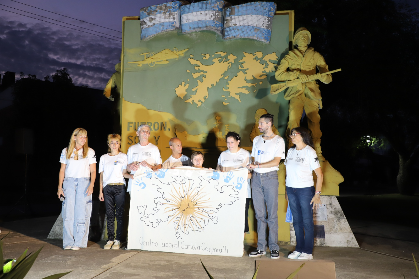 La comunidad rindió homenaje a ex combatientes y reafirmó el compromiso de mantener viva la memoria.