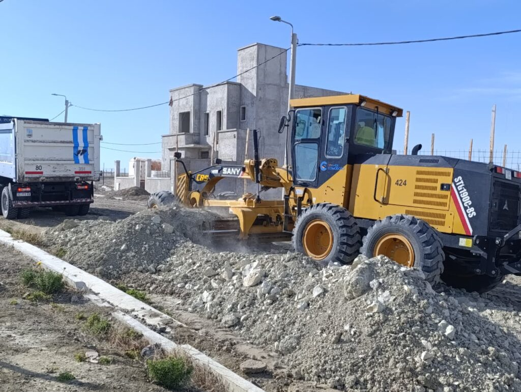 El Municipio reforzó el mantenimiento de calles con enripiado, nivelación y reacondicionamiento en accesos y barrios de zona norte y sur.