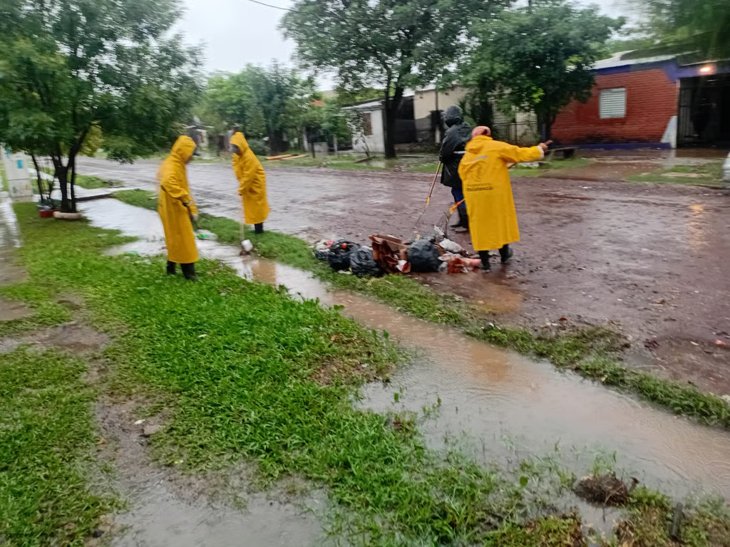 Cayeron 80 milímetros de agua y hubo anegamientos temporarios, pero el drenaje funcionó con tareas preventivas