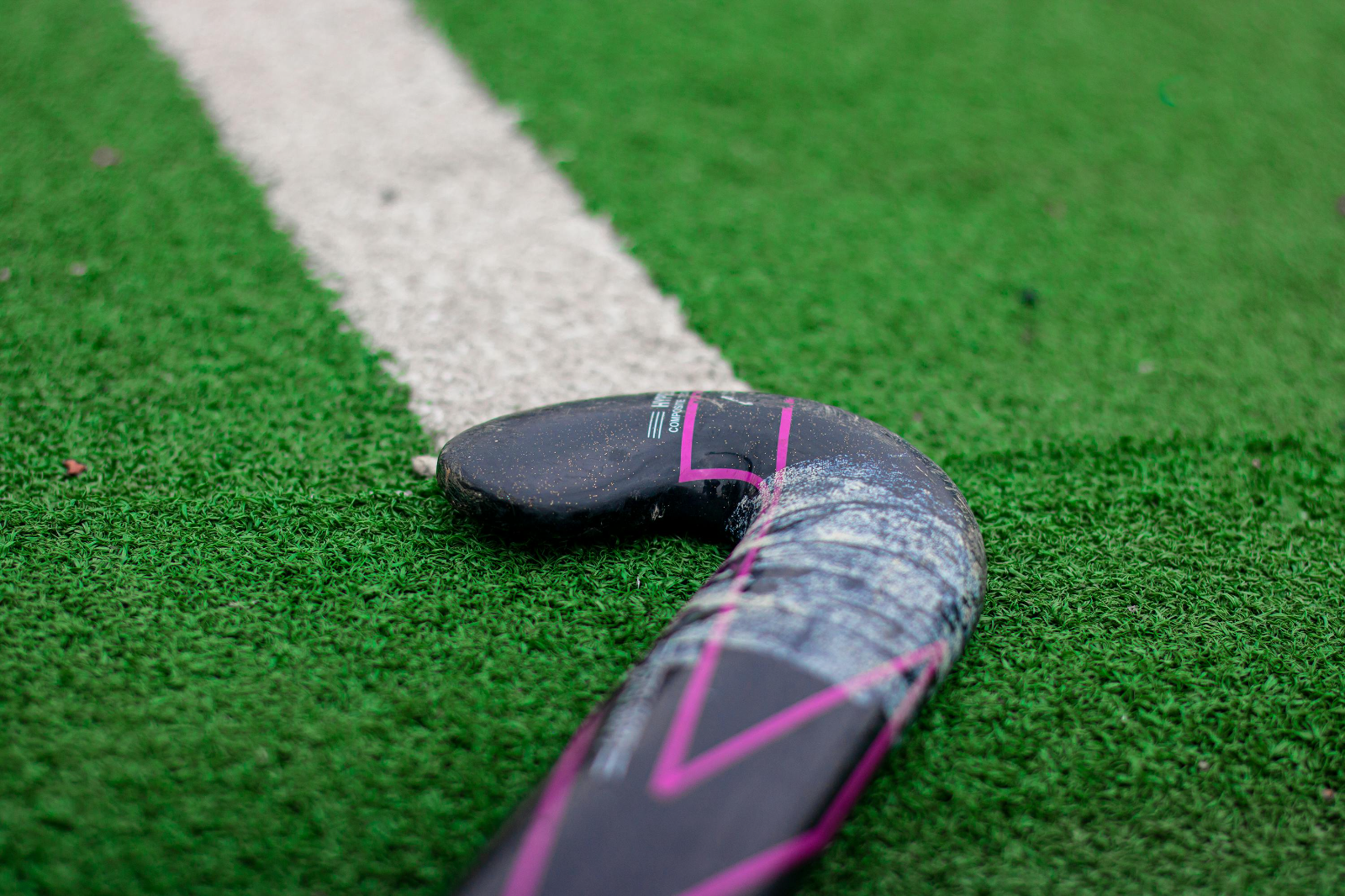 El municipio firmó acuerdos con seis clubes para optimizar la cancha de césped sintético y responder a la creciente demanda deportiva.