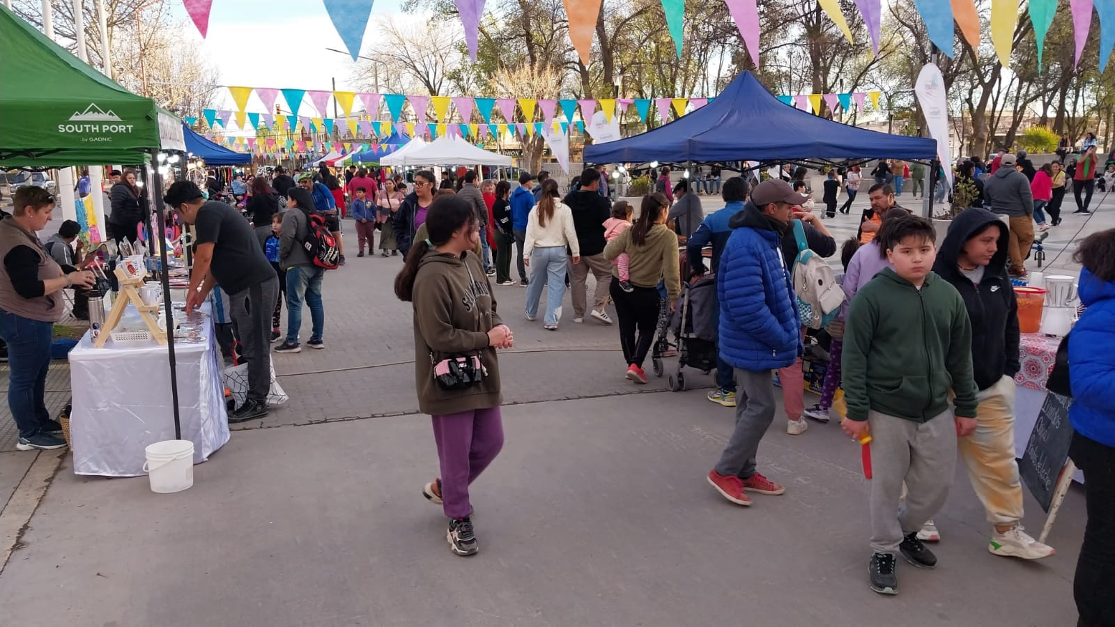 El intendente Ariel Campos acordó con la nueva comisión una agenda anual para fortalecer a los artesanos locales y dinamizar el sector.