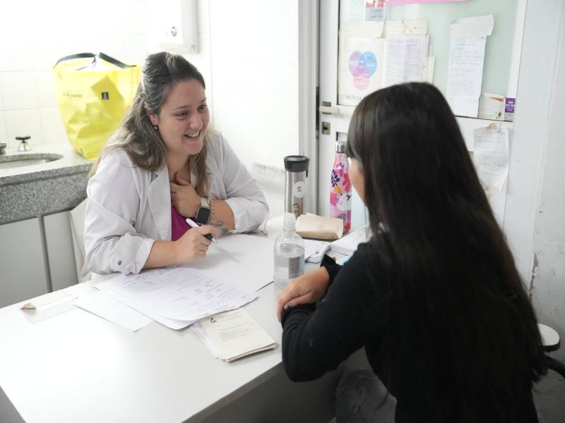 Controles médicos, especialidades y charlas preventivas en una jornada integral para adolescentes en Lomas de Zamora.