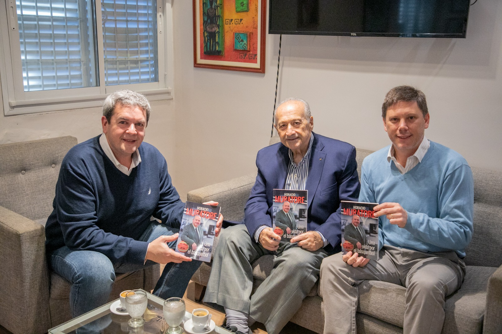 El intendente y el secretario de Gobierno recibieron al ex presidente de FIBA, quien presentó su segundo libro y repasó hitos del básquet nacional e internacional.