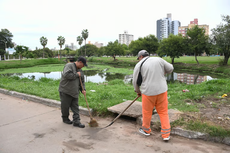 Equipos municipales trabajan en desagües y canales ante posibles lluvias intensas.