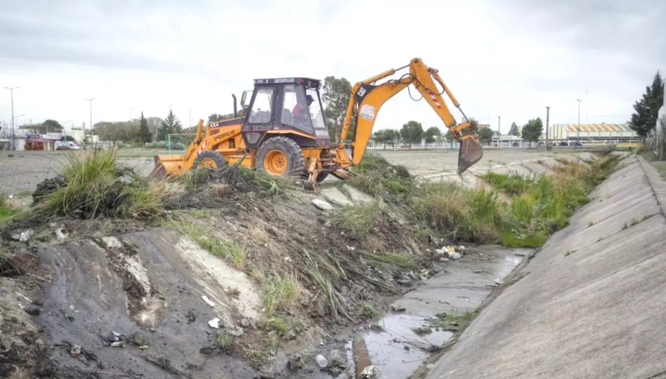 El municipio realiza operativos en desagües clave para anticiparse a lluvias intensas.