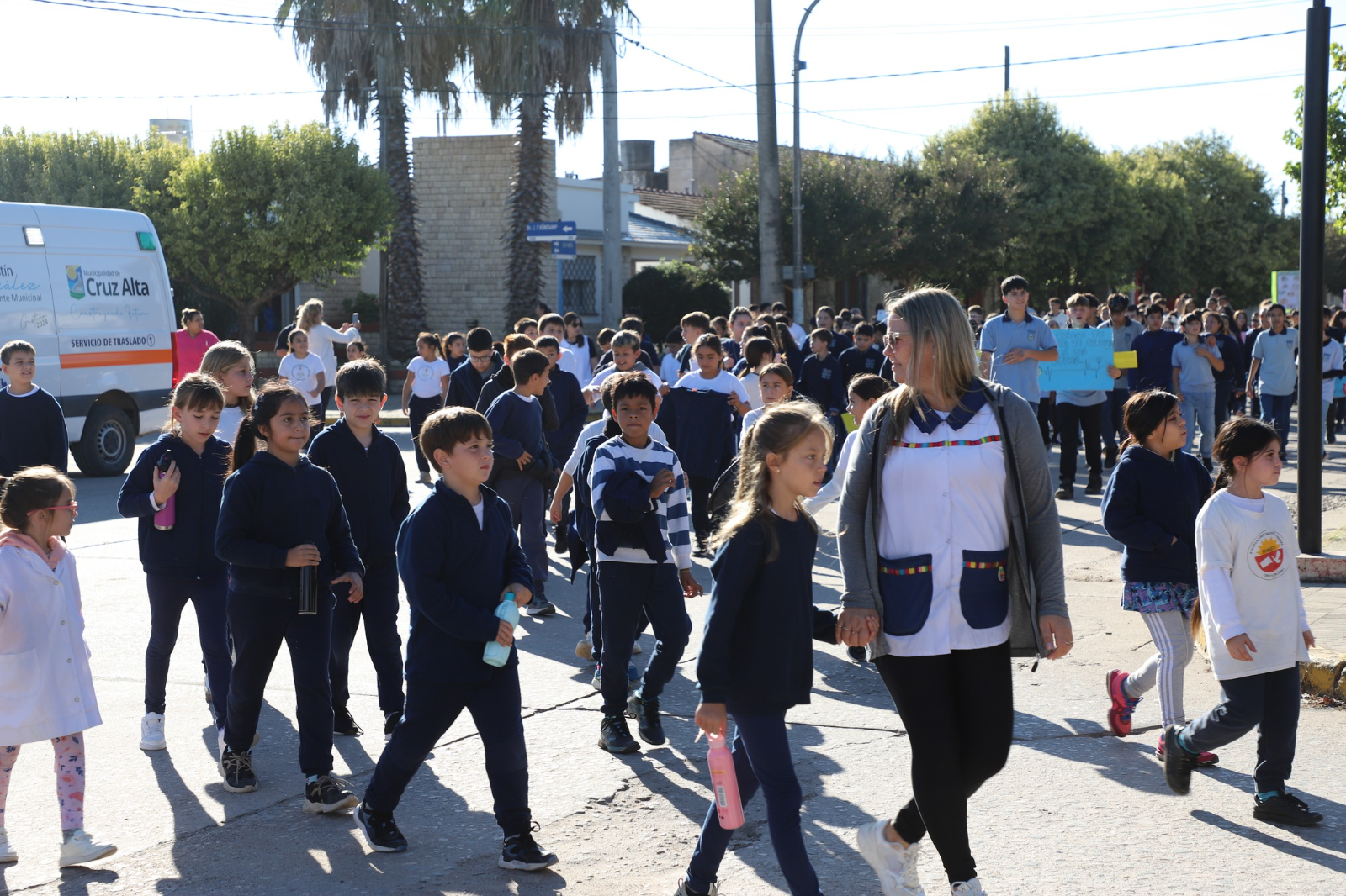La jornada incluyó actividad física, controles de presión y participación de escuelas locales.