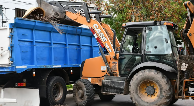 El municipio retoma trabajos de recolección de residuos y mantenimiento urbano en distintos sectores.