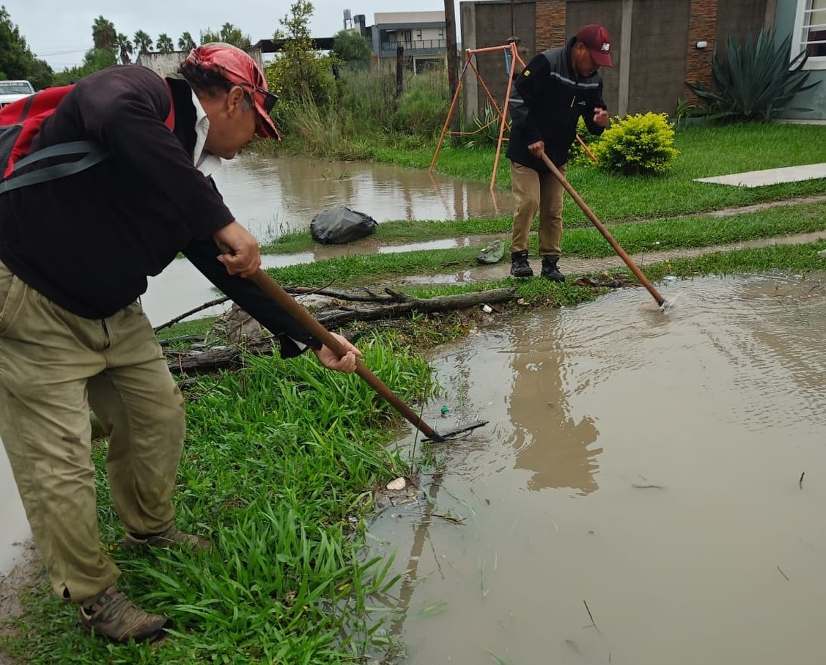 El municipio trabaja en desagües y alcantarillas en distintos puntos de la ciudad para mejorar el escurrimiento del agua y prevenir anegamientos.