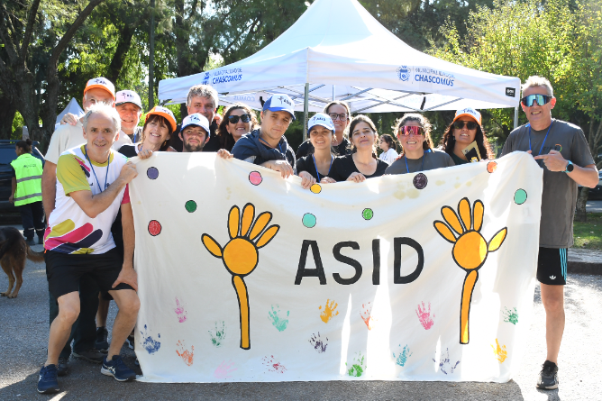 La jornada reunió a vecinos en una correcaminata y competencia para apoyar a ASID y promover la inclusión.