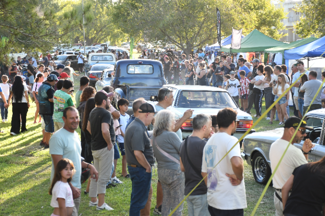 El evento reunió vehículos clásicos, shows en vivo y actividades familiares en el Parque de la Esperanza.