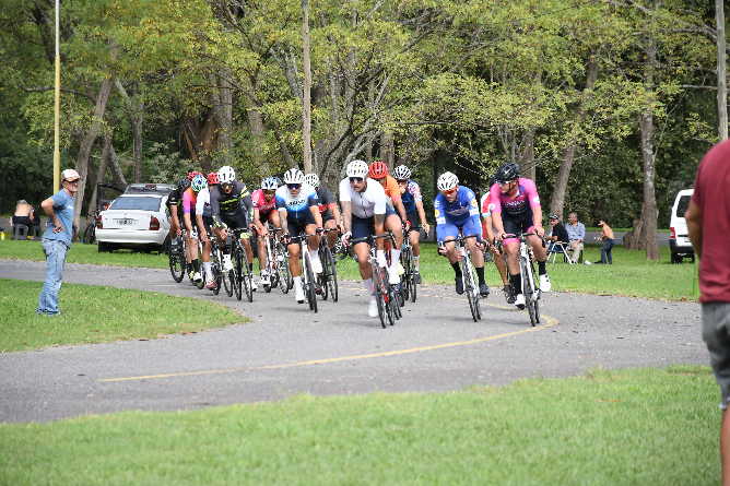 La jornada reunió a ciclistas de distintas categorías y destacó el deporte y la participación comunitaria.