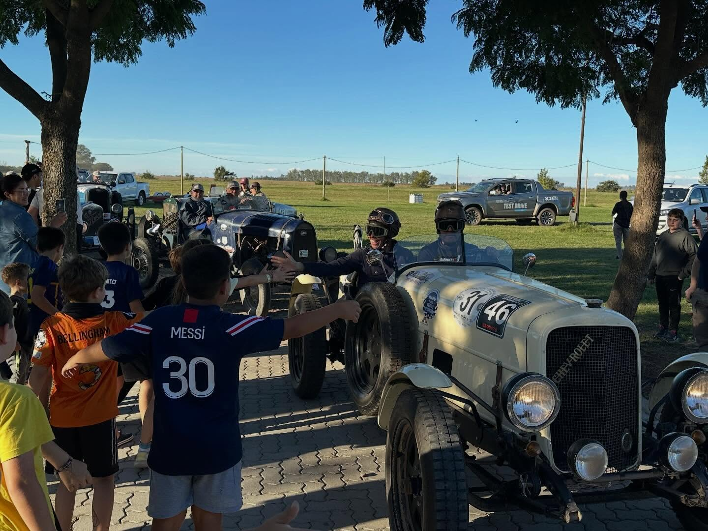 La 4ª Vuelta Histórica reunió a vecinos y visitantes en el predio del Ferrocarril, donde se pudo disfrutar de los vehículos y sus pilotos.