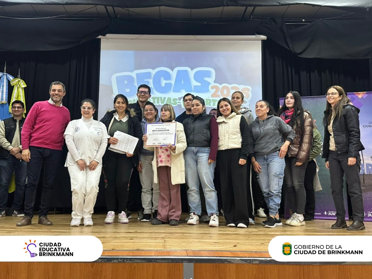 El municipio otorgó apoyo económico a estudiantes y deportistas de todos los niveles, fortaleciendo el acceso a la educación y la recreación.