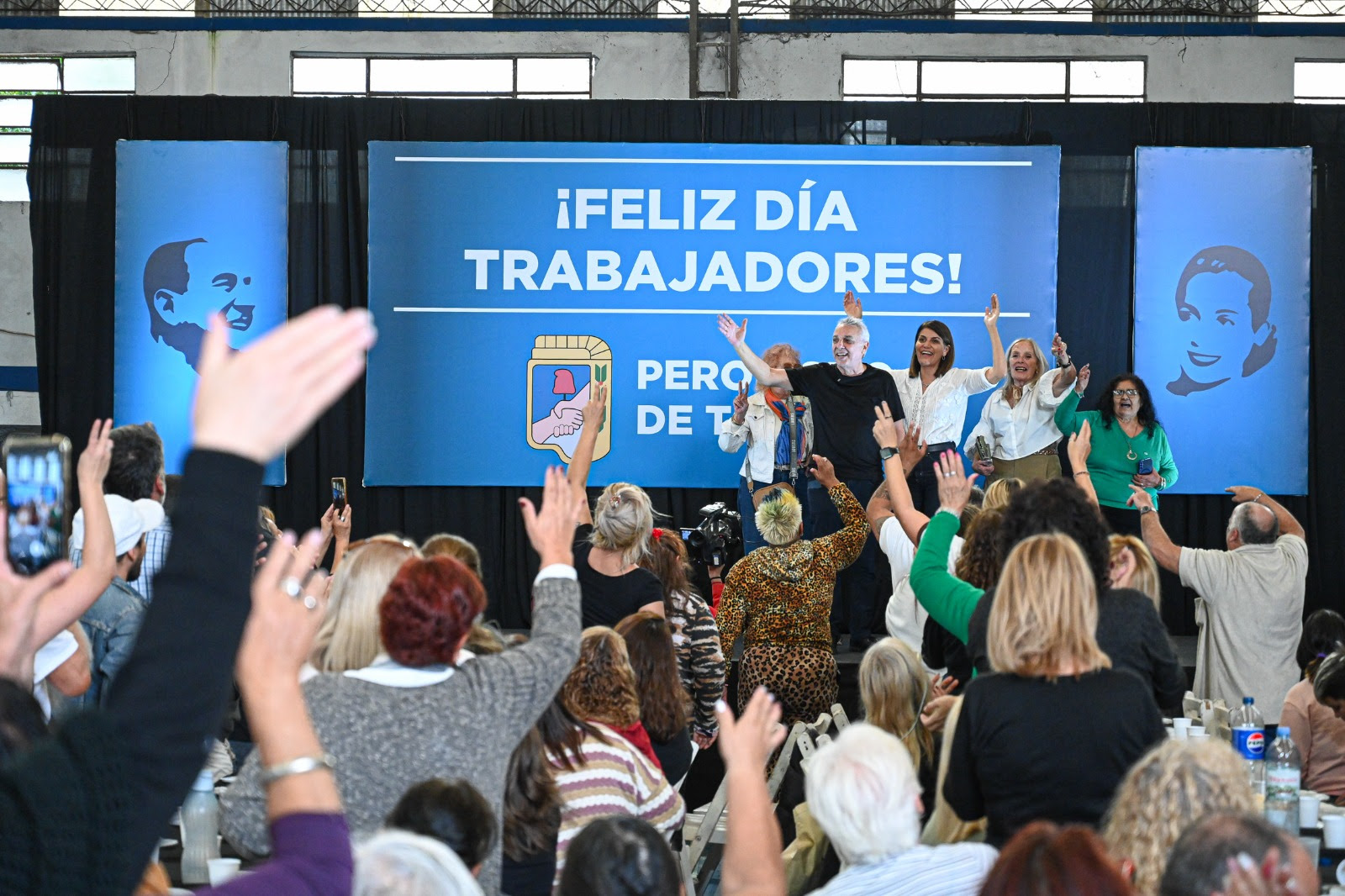 "No queremos un peronismo que defina conducciones a través de procesos judiciales. Queremos un peronismo que permita la participación, que vote y elija democráticamente a sus dirigentes", lo manifestó el jefe comunal durante el encuentro junto a dirigentes, militantes, vecinos y vecinas.