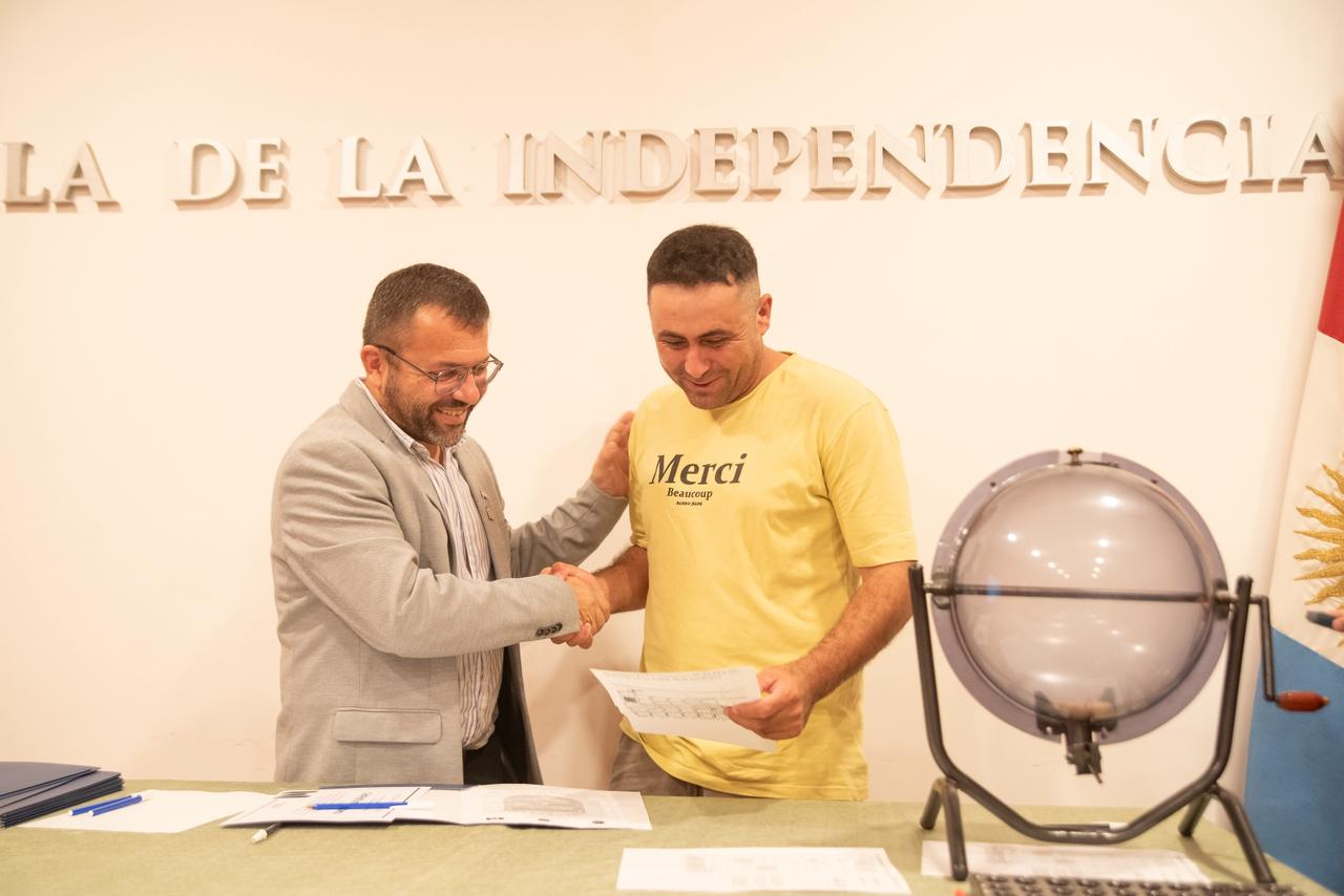 El Municipio realizó el acto de sorteo y elección de terrenos del programa destinado a facilitar el acceso a la tierra y la vivienda propia en Marull.
