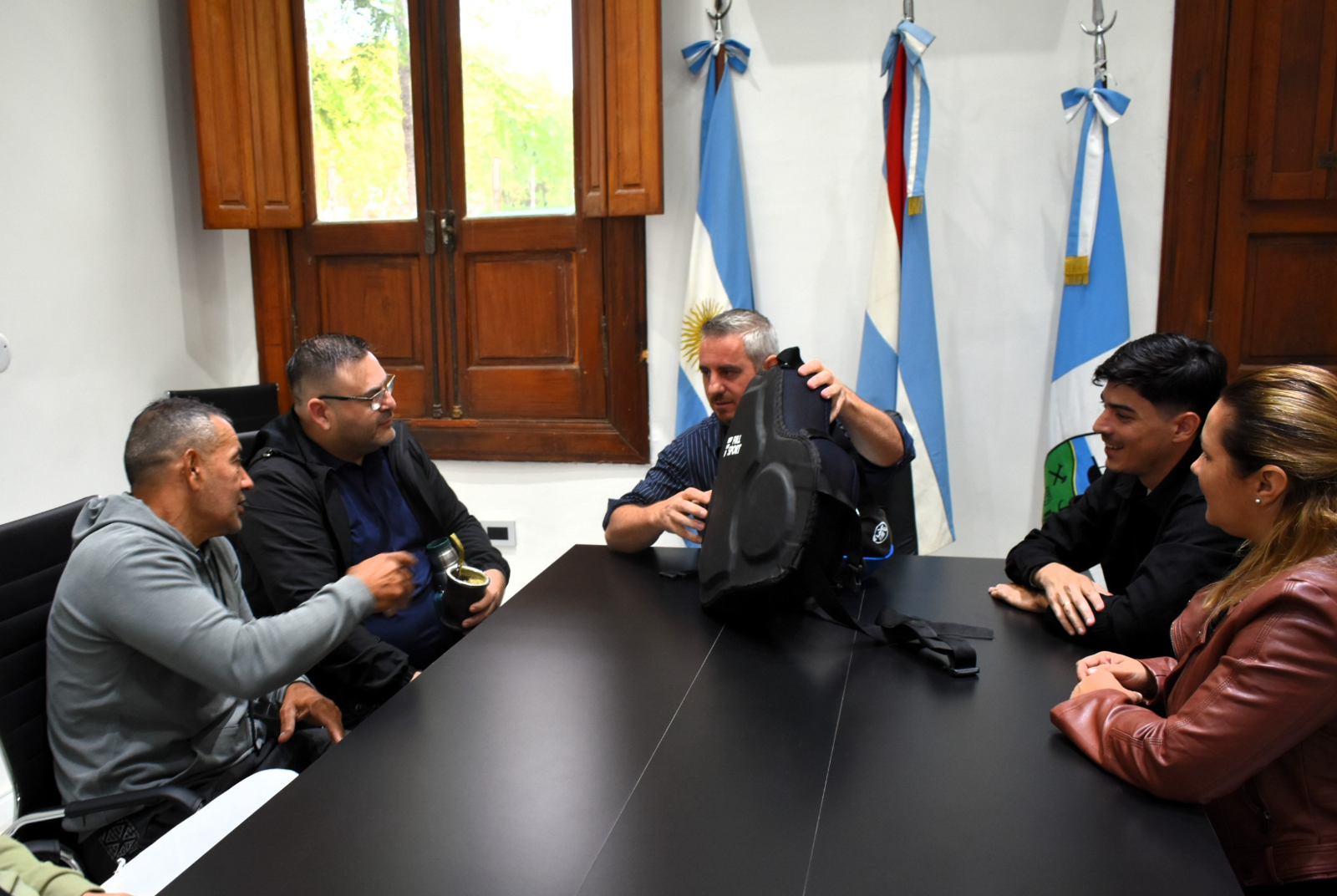 El intendente José Luis Walser recibió a representantes de la Escuela Municipal de Boxeo, junto a autoridades del área de Desarrollo Humano y Deportes.