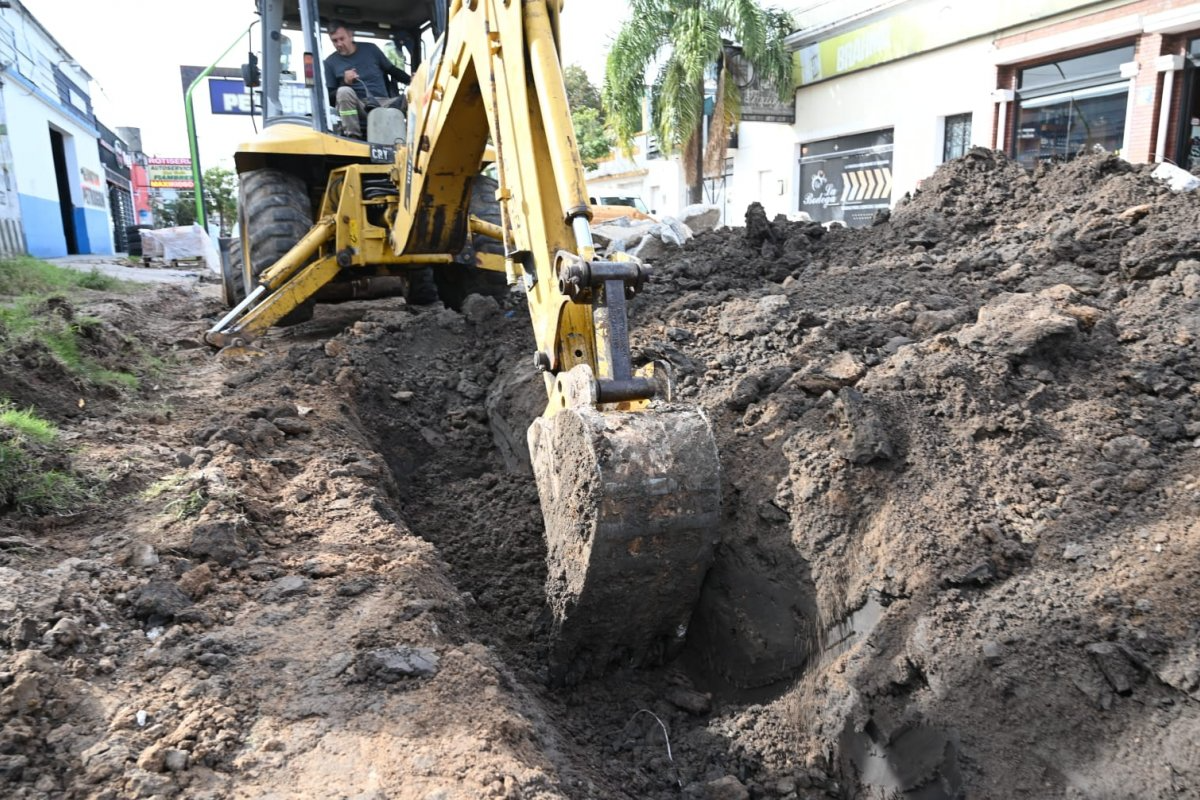 La obra busca acelerar la circulación del agua de superficie y reducir los tiempos de desagote del área afectada. 
