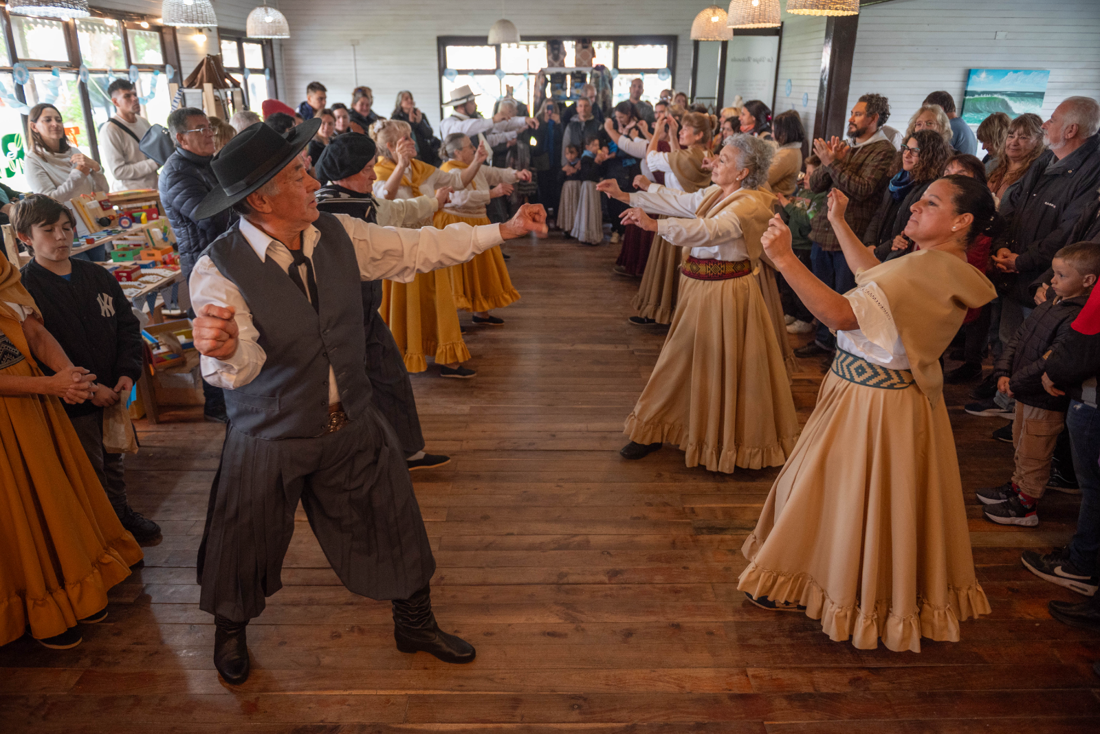 Vecinos y turistas disfrutaron de una jornada donde los sabores típicos, la producción local y las tradiciones argentinas fueron protagonistas.