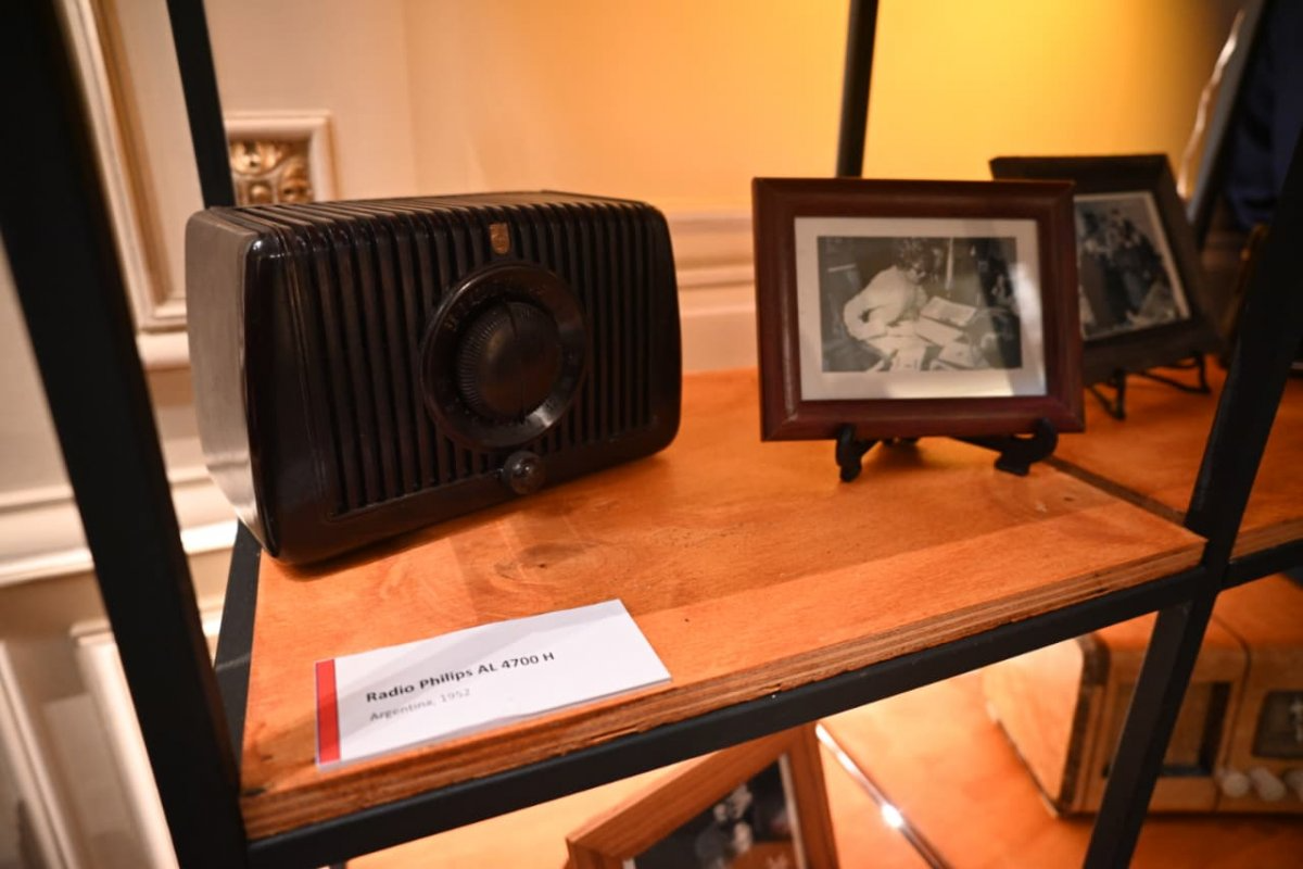 En el Día Internacional de los Museos, la muestra “Sonidos de ayer y hoy” reunió radios históricas, microteatro y música en Casa De Deken. Se podrá visitar hasta el 1 de junio.