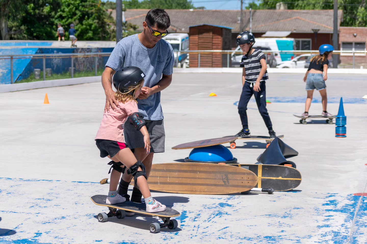 Durante la jornada habrá sesiones guiadas, ejercicios técnicos, juegos y dinámicas grupales para aprender o perfeccionar la práctica del surfskate.