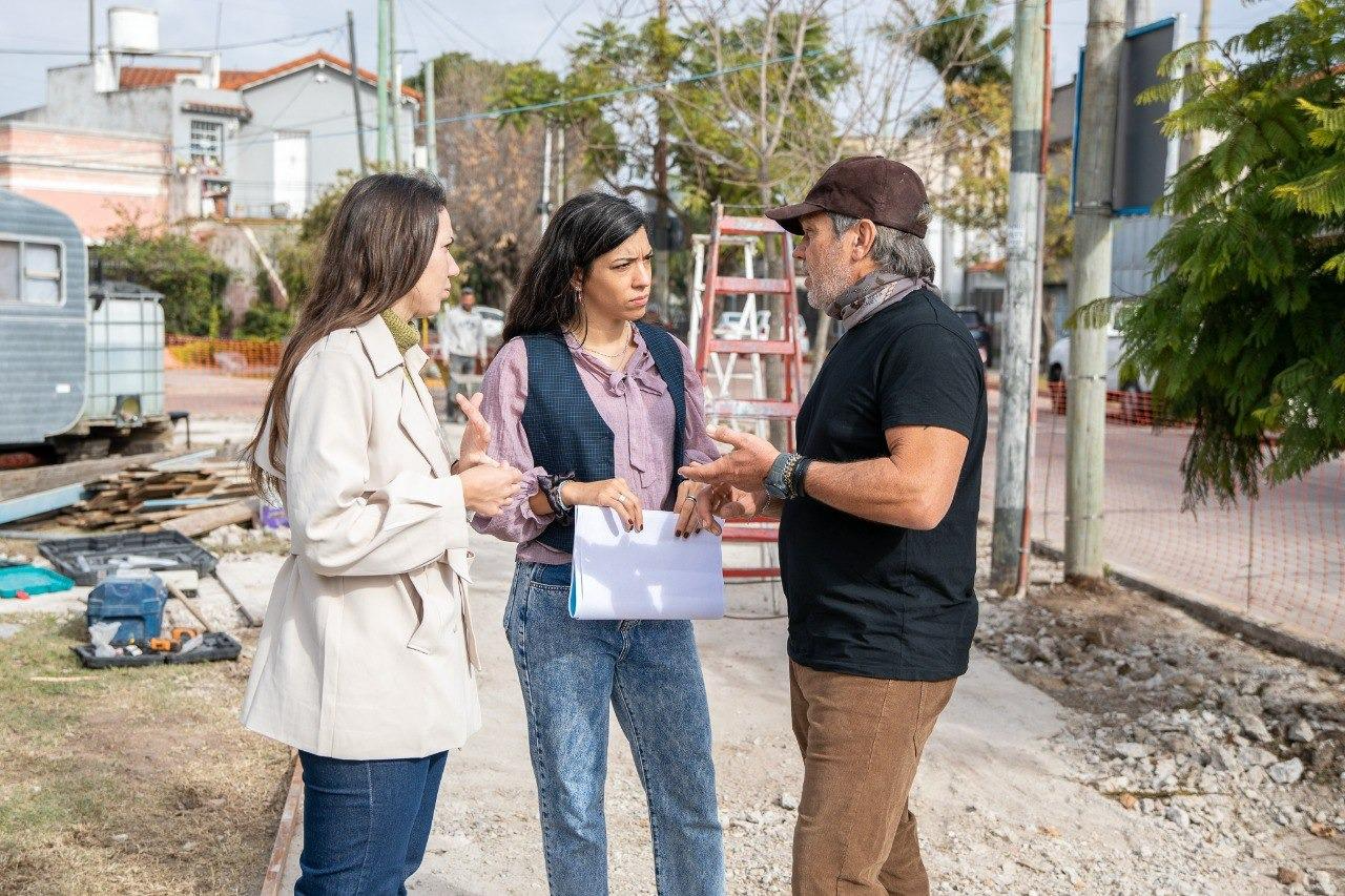 La jefa de Gabinete de Lanús Gobierno, Nadia Burgos, supervisó las obras que se concretan sobre el Corredor Lugones, donde se lleva a cabo la construcción de dos nuevas plazoletas.