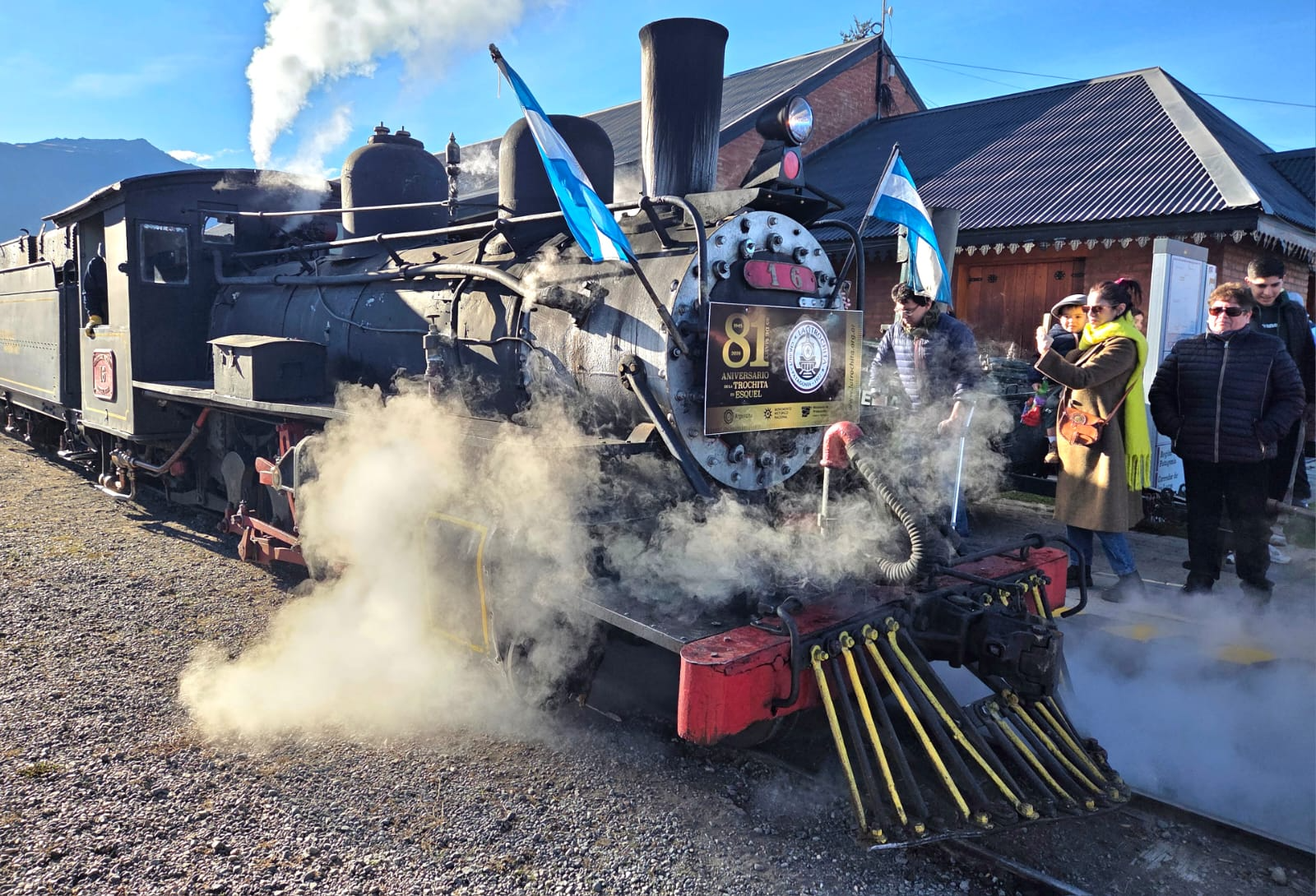 La histórica formación ferroviaria conmemoró un nuevo aniversario de su llegada a Esquel junto al acto patrio por el 25 de Mayo.