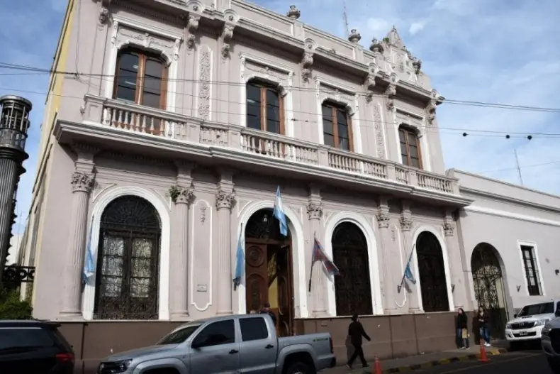 El incremento salarial se aplicará desde junio e impactará en el aguinaldo, junto a una actualización de beneficios familiares.