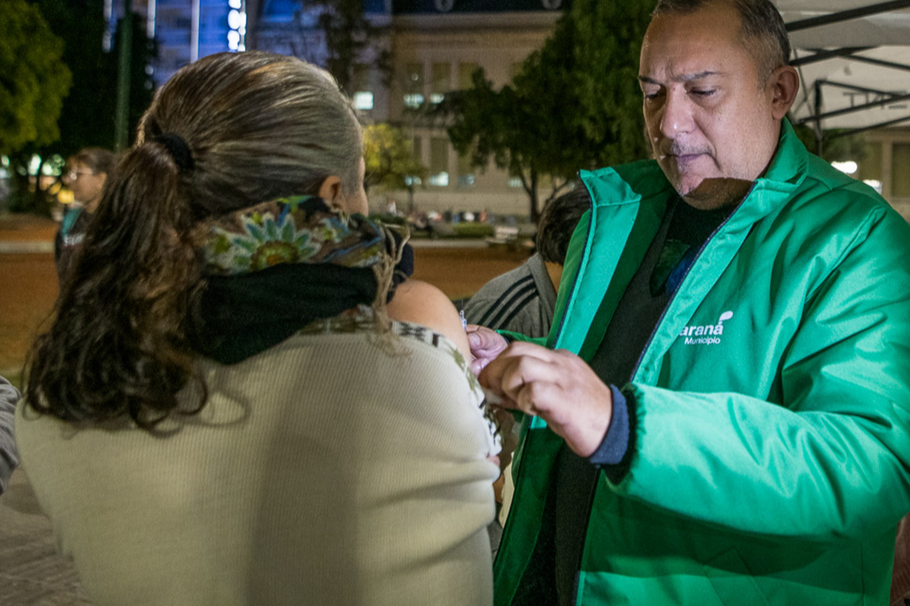 La jornada incluyó vacunación antigripal, asistencia social y entrega de frazadas en Plaza 1° de Mayo.