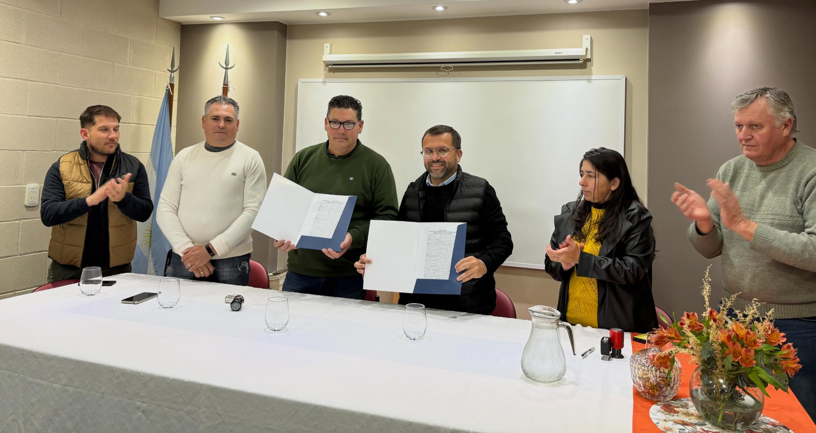 El municipio y la Cooperativa Eléctrica firmaron un convenio para ejecutar la red de baja y media tensión y el alumbrado público. 