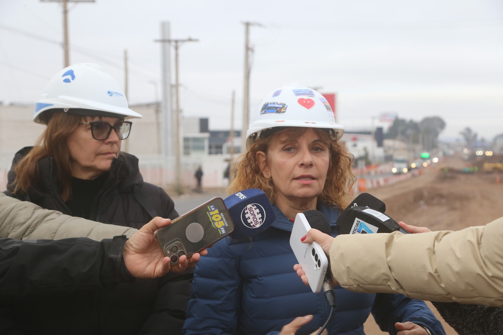 Con bases en marcha y 48 pilotes a más de 17 m, el viaducto busca eliminar el cuello de botella. “Lo estamos haciendo a la neuquina” y la “obra en un año va a estar terminada”, afirmaron.