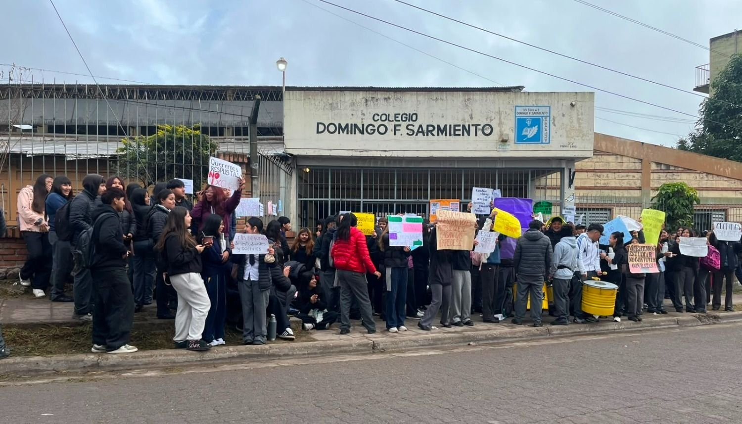 Los alumnos también expresaron su solidaridad con un estudiante que sufrió un accidente días atrás.