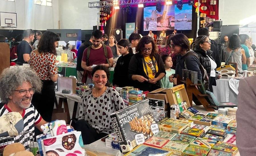La Subsecretaría de Cultura invita a autoras y autores a una reunión el sábado 13 de junio a las 11 en la Biblioteca Municipal Domingo F. Sarmiento para definir propuestas de la próxima feria.