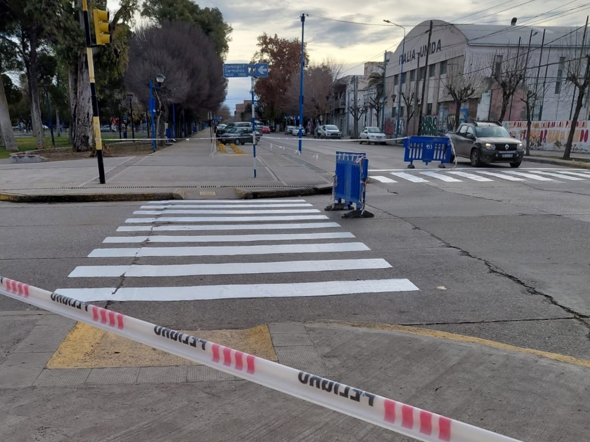 Obras Públicas avanza con pintura de cruces peatonales y líneas de frenado en esquinas de alto tránsito y cercanas a escuelas, con intervenciones recientes y un cronograma que seguirá en los próximos días.