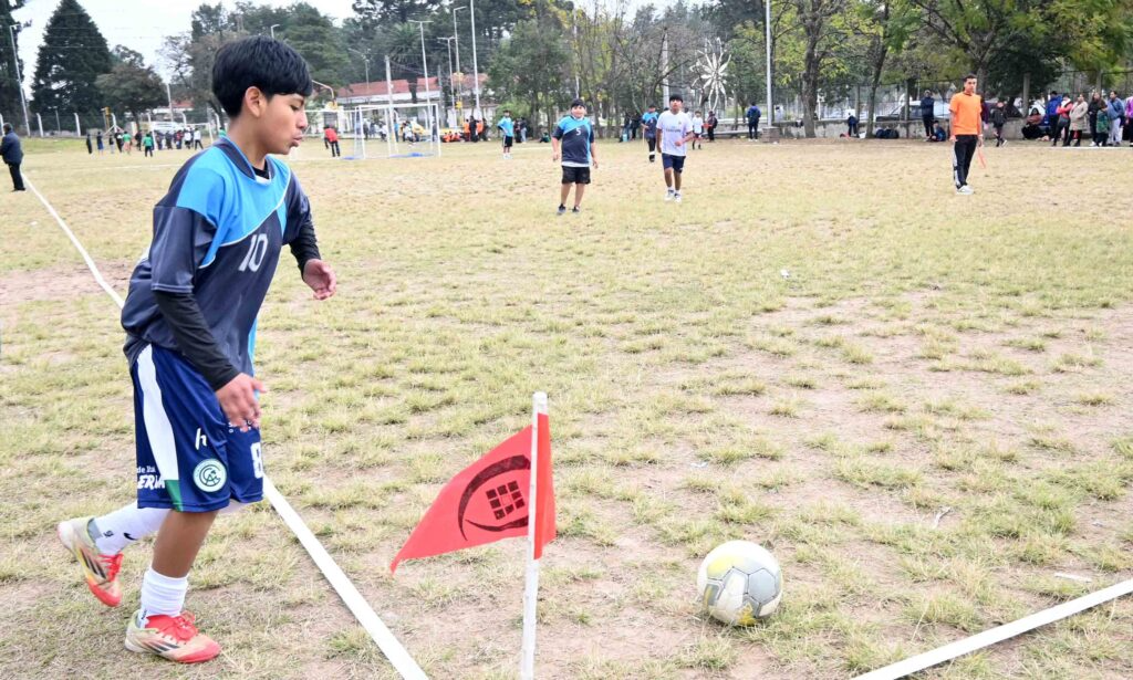 La propuesta reúne a más de 90 equipos masculinos y femeninos, con el objetivo de integrar, promover la participación y afianzar valores a través del deporte.