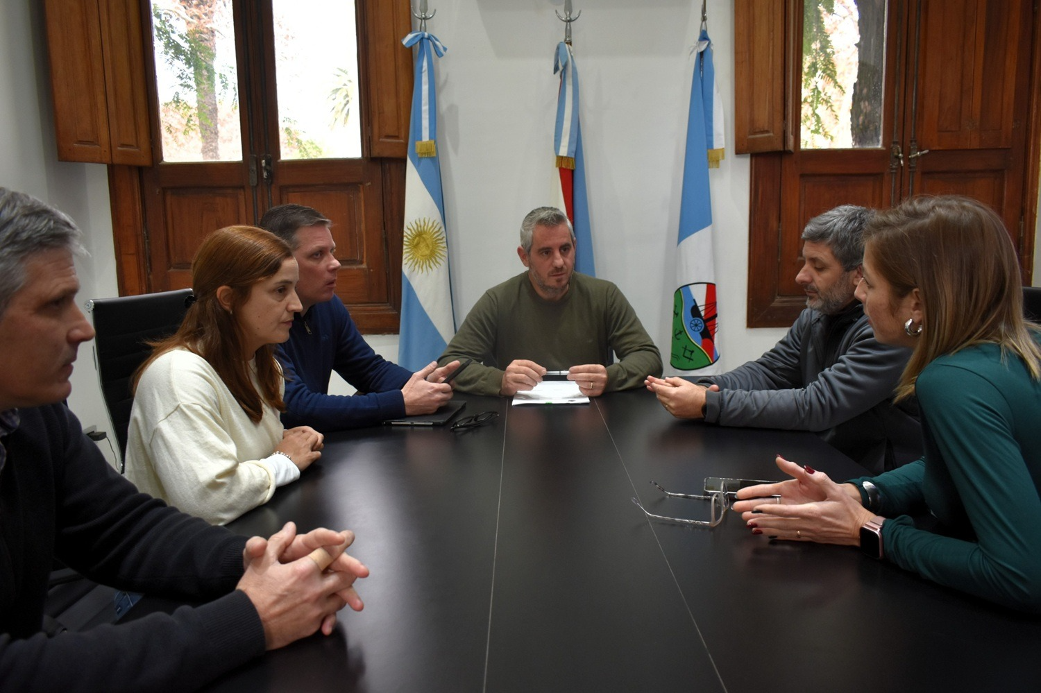 Walser analizó el proyecto junto al secretario de Hacienda y concejales. El proyecto, con descuentos de hasta 100% en multas y recargos, busca brindar facilidades para que los vecinos puedan ponerse al día con el pago de las tasas.
