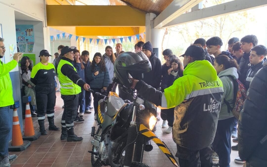 Alumnos de secundaria participaron de una jornada con áreas municipales, juezas viales, Bomberos y Salud para fortalecer prevención, convivencia y responsabilidad en el espacio público.