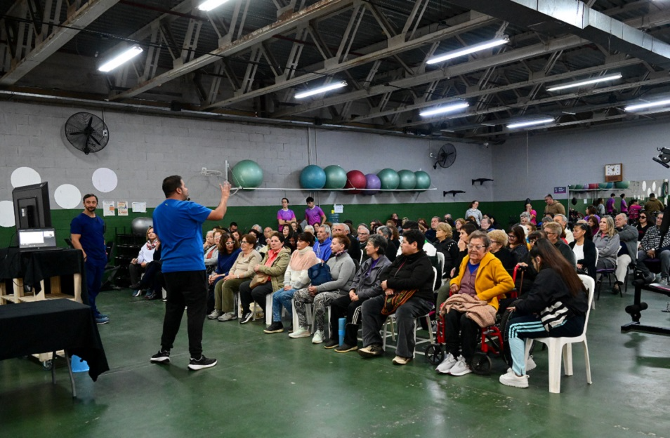 El Municipio realizó una capacitación teórico-práctica en el gimnasio terapéutico del Hiper Libertad para reducir riesgos, fortalecer la autonomía y mejorar la calidad de vida.