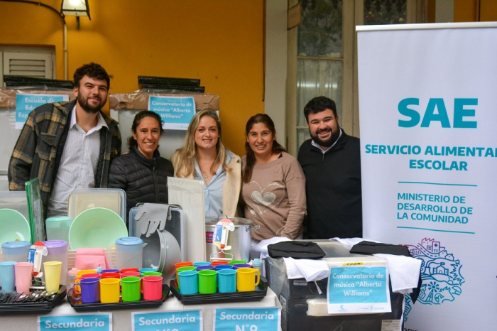 Chivilcoy y Coronel Dorrego recibieron equipamiento para comedores escolares, mientras que autoridades supervisaron el funcionamiento del programa en Bahía Blanca.