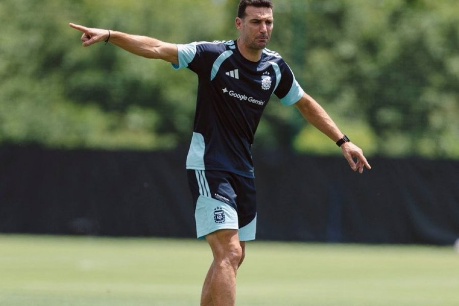 Lionel Scaloni definió la formación para el estreno mundialista en Kansas con Emiliano Martínez en el arco y la dupla ofensiva Messi-Lautaro Martínez.