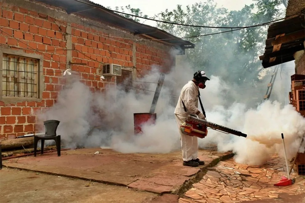 La Municipalidad de Posadas realiza descacharrado, eliminación de criaderos, fumigación y concientización, con operativos en distintos barrios.