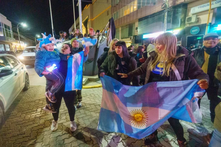 Cientos de vecinos salieron a las calles para festejar la goleada ante Argelia en el debut mundialista.