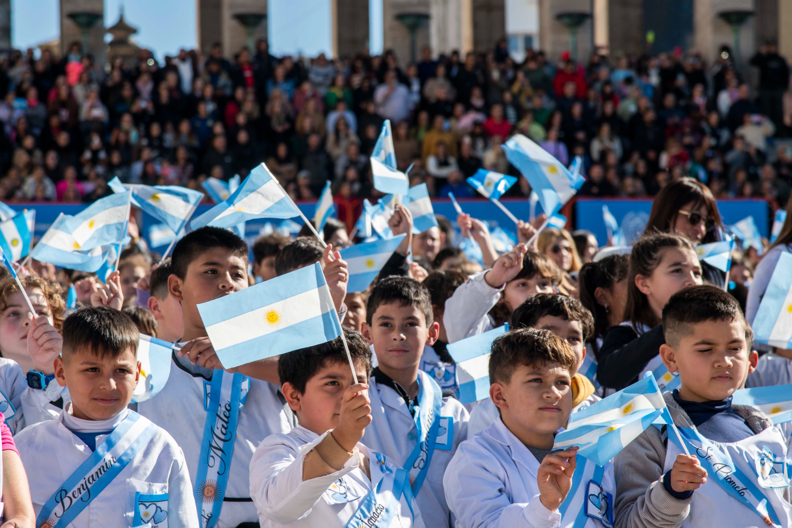 El Monumento a la Bandera, recién restaurado, será sede de la ceremonia para alumnas y alumnos de 4° grado, con jornadas del 17 al 20 y doble turno en el Patio Cívico.