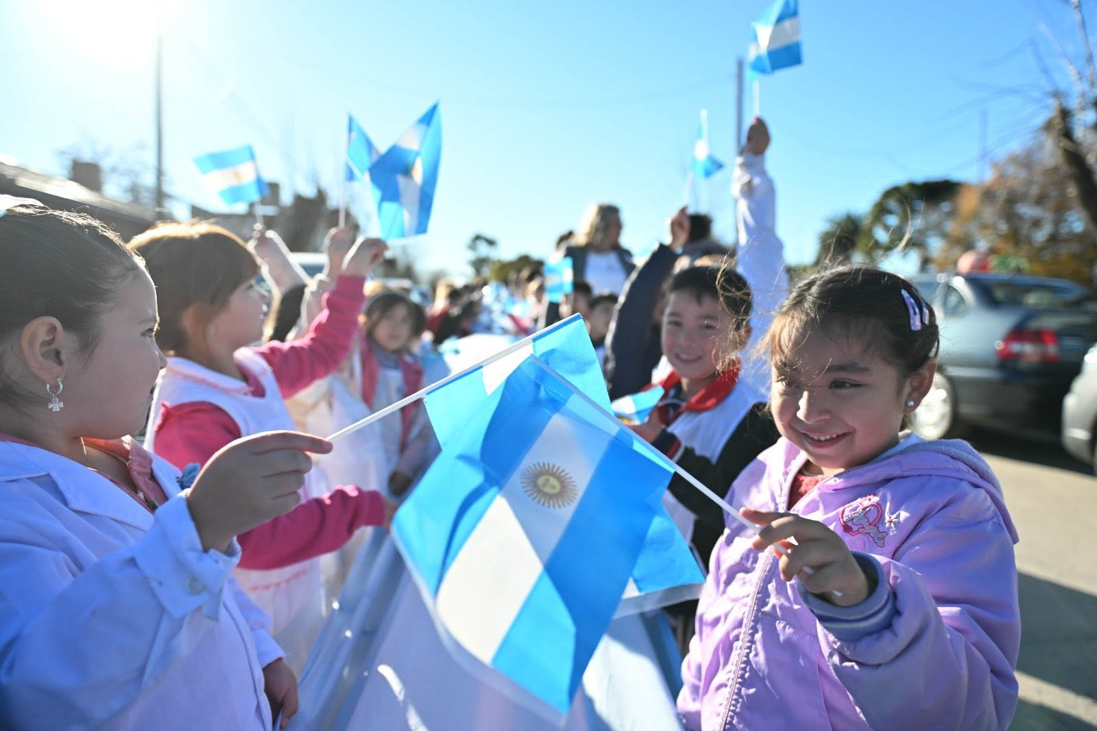Habrá desfile y se llevará a cabo la solemne Promesa de Lealtad a la Bandera, a cargo de los alumnos y alumnas de la Escuela Primaria N° 10 “Bernardino Rivadavia”. 