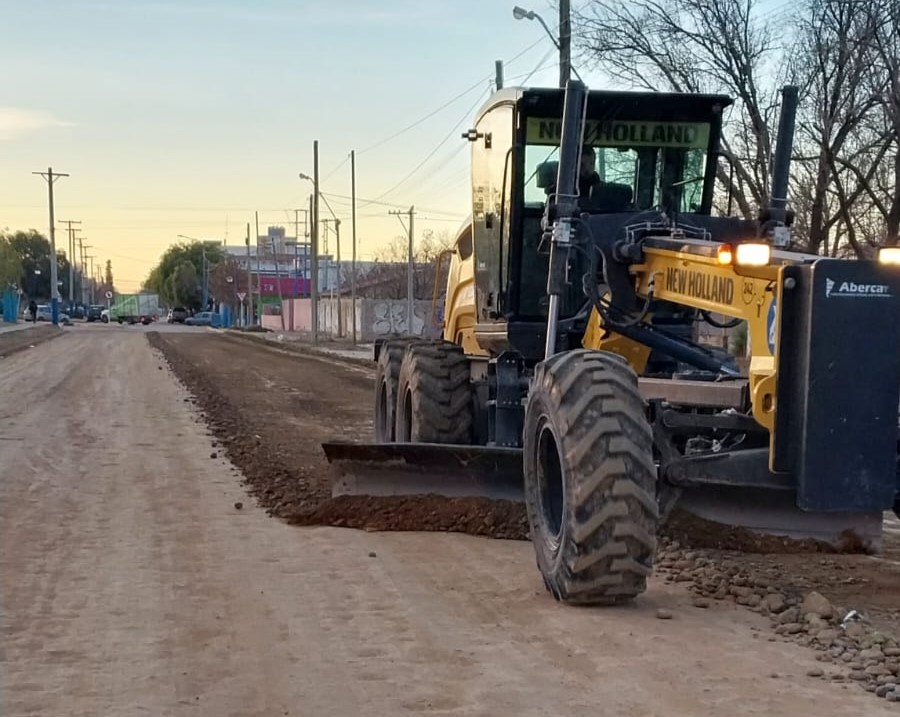 Con motoniveladora, camiones batea y regador, se perfilan y reparan arterias de ripio en varios barrios piden transitar con precaución mientras continúan los trabajos.